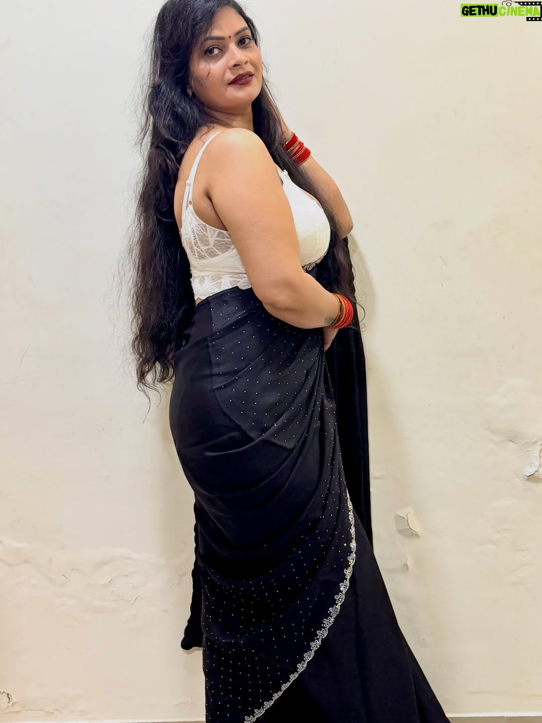 Malvika Tomar - 8K Likes - Happy new year to everyone who loves and supports me 🥳

#happynewyears #newpost😍 #newcollection #welcome2026 #godgrace
