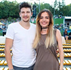 MamaRika Instagram - Я не могла проігнорити цей тренд на #2016 , бо саме в цей рік сталося дуже багато ключових подій, які сформували мене як артиста і особистість💫
Ми із @vanek.klymenko та ще тоді існуючим лейблом Rookodilla буквально народили MamaRika (цей трешовий відос досі на моєму ютубчику, подивіться😅).Це був самий початок мого самостійного музичного шляху!І ми досі із Ваньком разом створюємо музику, від якої кайфуємо!Вже цілих 10 років, уяви бро?!
Ми чудили, давали хіп-хопа, фанка, було круто!
Саме тоді зʼявилися головні треки альбому «КАЧ», такі як «Мама Ріка», «Ніч у барі», «ХХДД»💅Цікавий факт, ми із моїм @serega_sereda витратили буквально всі гроші які у нас були на мій перший кліп «Мама Ріка» , і повністю прогоріли🤦♀️Потім продавали речі в ломбард, і ще довго їли дешеві сосиски з макаронами.Дякую моя любов, що тоді повірив у мене більше ніж я у себе, і досі це робиш🥹
Я вперше знялася у серіалі «Одного разу в Одесі», і це був неймовірний досвід!Я зовсім не розуміла як це працює, думаю це видно по моїй акторській грі🙈, але ж людям зайшло!Ми і досі з Сєргєічем коли іноді гуляємо по вулиці, чуємо крики в слід:«Юля, Костя?!»😂Якщо не бачили, обовʼязково, бо після перегляду відразу пахне морем, одеським гумором, на мою думку найкрутіший та найколоритніший серіал про Маму Одесу⚓️
Я почала працювати ведучою на радіо @nrjradio.ua у шоу 2B із моєю @yana_manuilova !Знайшла купу друзів, щиро кайфувала від цього формату.І головне, хто не знав, @budantsev , який на той момент був програмним директором станції, першим серед всіх радіо взяв мій трек «Мама Ріка» в ротацію, цим самим підтримавши мене і неформатну україномовну музику в цілому, яка тоді була далеко не мейнстримом!Ніколи не забуду цього, друже🫂
Ще було багато різних подій, але я точно можу сказати, що 2016 став переломним для мене.
Які факти вас вразили?Пишіть👇🏽