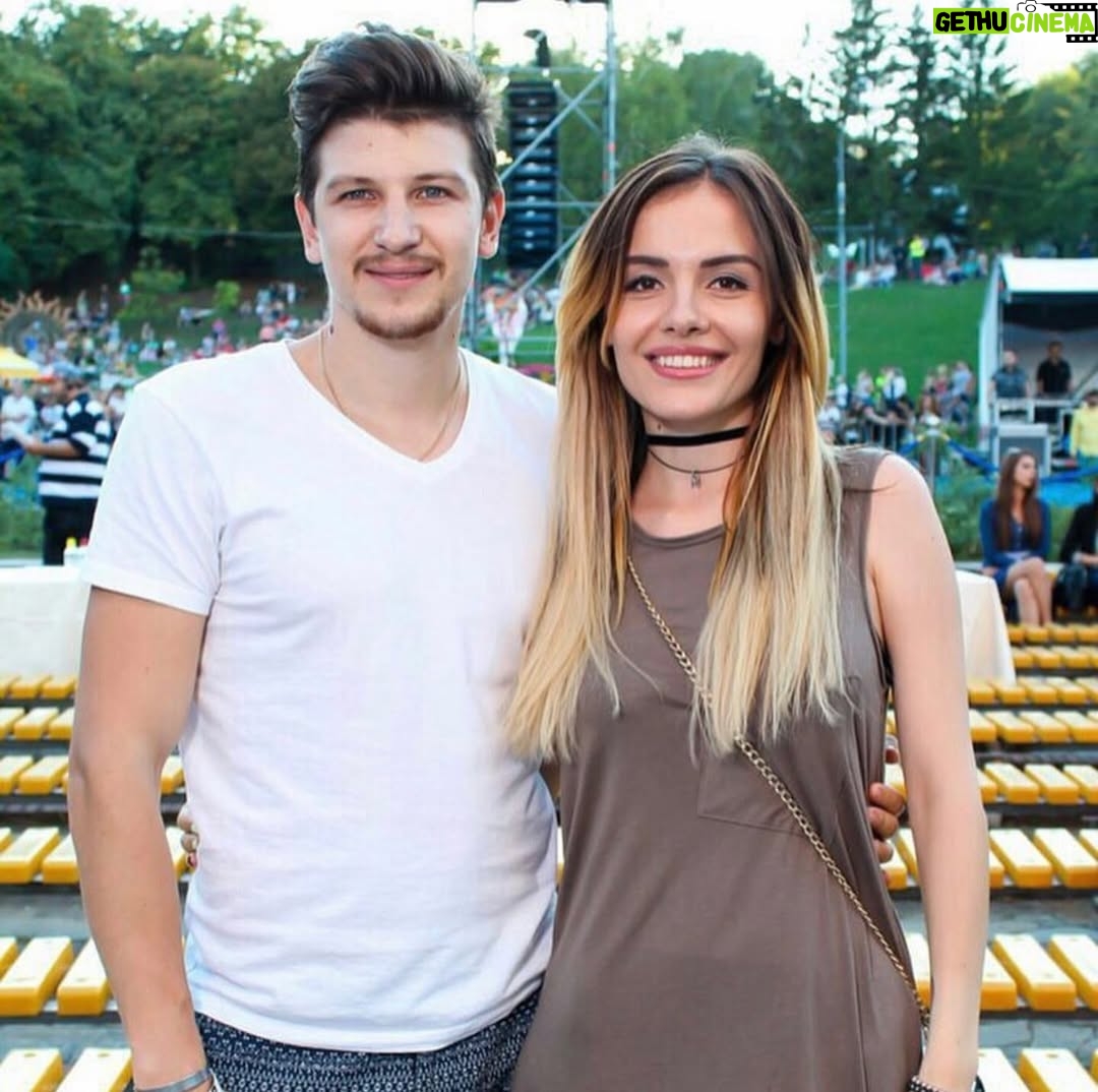 MamaRika - 20K Likes - Я не могла проігнорити цей тренд на #2016 , бо саме в цей рік сталося дуже багато ключових подій, які сформували мене як артиста і особистість💫

Ми із @vanek.klymenko та ще тоді існуючим лейблом Rookodilla буквально народили MamaRika (цей трешовий відос досі на моєму ютубчику, подивіться😅).Це був самий початок мого самостійного музичного шляху!І ми досі із Ваньком разом створюємо музику, від якої кайфуємо!Вже цілих 10 років, уяви бро?!

Ми чудили, давали хіп-хопа, фанка, було круто!
Саме тоді зʼявилися головні треки альбому «КАЧ», такі як «Мама Ріка», «Ніч у барі», «ХХДД»💅Цікавий факт, ми із моїм @serega_sereda витратили буквально всі гроші які у нас були на мій перший кліп «Мама Ріка» , і повністю прогоріли🤦‍♀️Потім продавали речі в ломбард, і ще довго їли дешеві сосиски з макаронами.Дякую моя любов, що тоді повірив у мене більше ніж я у себе, і досі це робиш🥹

Я вперше знялася у серіалі «Одного разу в Одесі», і це був неймовірний досвід!Я зовсім не розуміла як це працює, думаю це видно по моїй акторській грі🙈, але ж людям зайшло!Ми і досі з Сєргєічем коли іноді гуляємо по вулиці, чуємо крики в слід:«Юля, Костя?!»😂Якщо не бачили, обовʼязково, бо після перегляду відразу пахне морем, одеським гумором, на мою думку найкрутіший та найколоритніший серіал про Маму Одесу⚓️

Я почала працювати ведучою на радіо @nrjradio.ua у шоу 2B із моєю @yana_manuilova !Знайшла купу друзів, щиро кайфувала від цього формату.І головне, хто не знав, @budantsev , який на той момент був програмним директором станції, першим серед всіх радіо взяв мій трек «Мама Ріка» в ротацію, цим самим підтримавши мене і неформатну україномовну музику в цілому, яка тоді була далеко не мейнстримом!Ніколи не забуду цього, друже🫂

Ще було багато різних подій, але я точно можу сказати, що 2016 став переломним для мене.
Які факти вас вразили?Пишіть👇🏽