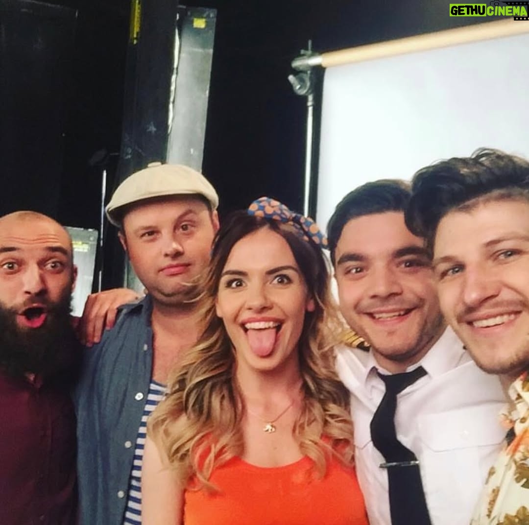 MamaRika - 20K Likes - Я не могла проігнорити цей тренд на #2016 , бо саме в цей рік сталося дуже багато ключових подій, які сформували мене як артиста і особистість💫

Ми із @vanek.klymenko та ще тоді існуючим лейблом Rookodilla буквально народили MamaRika (цей трешовий відос досі на моєму ютубчику, подивіться😅).Це був самий початок мого самостійного музичного шляху!І ми досі із Ваньком разом створюємо музику, від якої кайфуємо!Вже цілих 10 років, уяви бро?!

Ми чудили, давали хіп-хопа, фанка, було круто!
Саме тоді зʼявилися головні треки альбому «КАЧ», такі як «Мама Ріка», «Ніч у барі», «ХХДД»💅Цікавий факт, ми із моїм @serega_sereda витратили буквально всі гроші які у нас були на мій перший кліп «Мама Ріка» , і повністю прогоріли🤦‍♀️Потім продавали речі в ломбард, і ще довго їли дешеві сосиски з макаронами.Дякую моя любов, що тоді повірив у мене більше ніж я у себе, і досі це робиш🥹

Я вперше знялася у серіалі «Одного разу в Одесі», і це був неймовірний досвід!Я зовсім не розуміла як це працює, думаю це видно по моїй акторській грі🙈, але ж людям зайшло!Ми і досі з Сєргєічем коли іноді гуляємо по вулиці, чуємо крики в слід:«Юля, Костя?!»😂Якщо не бачили, обовʼязково, бо після перегляду відразу пахне морем, одеським гумором, на мою думку найкрутіший та найколоритніший серіал про Маму Одесу⚓️

Я почала працювати ведучою на радіо @nrjradio.ua у шоу 2B із моєю @yana_manuilova !Знайшла купу друзів, щиро кайфувала від цього формату.І головне, хто не знав, @budantsev , який на той момент був програмним директором станції, першим серед всіх радіо взяв мій трек «Мама Ріка» в ротацію, цим самим підтримавши мене і неформатну україномовну музику в цілому, яка тоді була далеко не мейнстримом!Ніколи не забуду цього, друже🫂

Ще було багато різних подій, але я точно можу сказати, що 2016 став переломним для мене.
Які факти вас вразили?Пишіть👇🏽