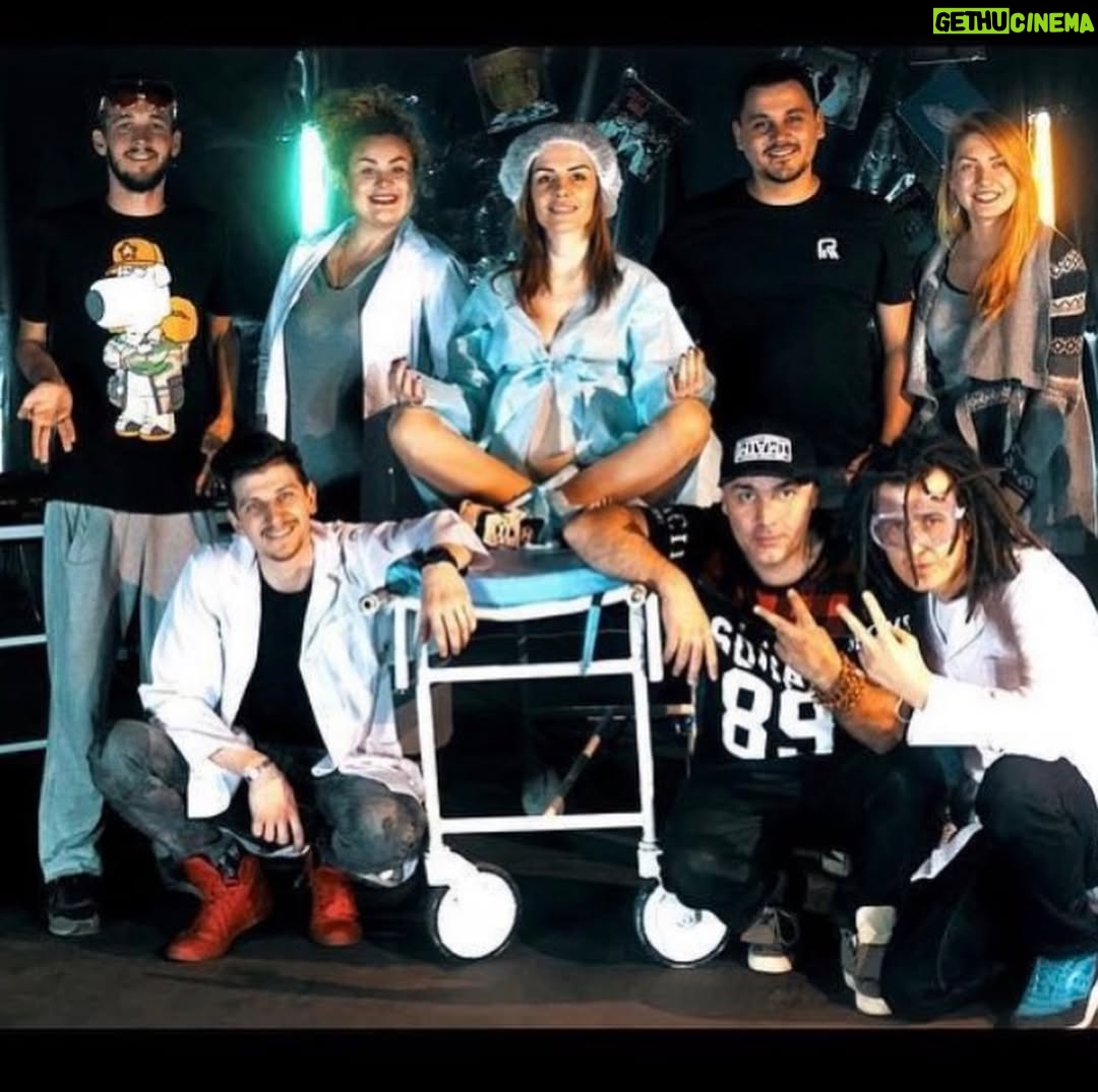 MamaRika - 20K Likes - Я не могла проігнорити цей тренд на #2016 , бо саме в цей рік сталося дуже багато ключових подій, які сформували мене як артиста і особистість💫

Ми із @vanek.klymenko та ще тоді існуючим лейблом Rookodilla буквально народили MamaRika (цей трешовий відос досі на моєму ютубчику, подивіться😅).Це був самий початок мого самостійного музичного шляху!І ми досі із Ваньком разом створюємо музику, від якої кайфуємо!Вже цілих 10 років, уяви бро?!

Ми чудили, давали хіп-хопа, фанка, було круто!
Саме тоді зʼявилися головні треки альбому «КАЧ», такі як «Мама Ріка», «Ніч у барі», «ХХДД»💅Цікавий факт, ми із моїм @serega_sereda витратили буквально всі гроші які у нас були на мій перший кліп «Мама Ріка» , і повністю прогоріли🤦‍♀️Потім продавали речі в ломбард, і ще довго їли дешеві сосиски з макаронами.Дякую моя любов, що тоді повірив у мене більше ніж я у себе, і досі це робиш🥹

Я вперше знялася у серіалі «Одного разу в Одесі», і це був неймовірний досвід!Я зовсім не розуміла як це працює, думаю це видно по моїй акторській грі🙈, але ж людям зайшло!Ми і досі з Сєргєічем коли іноді гуляємо по вулиці, чуємо крики в слід:«Юля, Костя?!»😂Якщо не бачили, обовʼязково, бо після перегляду відразу пахне морем, одеським гумором, на мою думку найкрутіший та найколоритніший серіал про Маму Одесу⚓️

Я почала працювати ведучою на радіо @nrjradio.ua у шоу 2B із моєю @yana_manuilova !Знайшла купу друзів, щиро кайфувала від цього формату.І головне, хто не знав, @budantsev , який на той момент був програмним директором станції, першим серед всіх радіо взяв мій трек «Мама Ріка» в ротацію, цим самим підтримавши мене і неформатну україномовну музику в цілому, яка тоді була далеко не мейнстримом!Ніколи не забуду цього, друже🫂

Ще було багато різних подій, але я точно можу сказати, що 2016 став переломним для мене.
Які факти вас вразили?Пишіть👇🏽