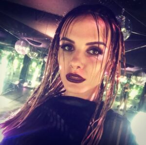 MamaRika Instagram - Я не могла проігнорити цей тренд на #2016 , бо саме в цей рік сталося дуже багато ключових подій, які сформували мене як артиста і особистість💫
Ми із @vanek.klymenko та ще тоді існуючим лейблом Rookodilla буквально народили MamaRika (цей трешовий відос досі на моєму ютубчику, подивіться😅).Це був самий початок мого самостійного музичного шляху!І ми досі із Ваньком разом створюємо музику, від якої кайфуємо!Вже цілих 10 років, уяви бро?!
Ми чудили, давали хіп-хопа, фанка, було круто!
Саме тоді зʼявилися головні треки альбому «КАЧ», такі як «Мама Ріка», «Ніч у барі», «ХХДД»💅Цікавий факт, ми із моїм @serega_sereda витратили буквально всі гроші які у нас були на мій перший кліп «Мама Ріка» , і повністю прогоріли🤦♀️Потім продавали речі в ломбард, і ще довго їли дешеві сосиски з макаронами.Дякую моя любов, що тоді повірив у мене більше ніж я у себе, і досі це робиш🥹
Я вперше знялася у серіалі «Одного разу в Одесі», і це був неймовірний досвід!Я зовсім не розуміла як це працює, думаю це видно по моїй акторській грі🙈, але ж людям зайшло!Ми і досі з Сєргєічем коли іноді гуляємо по вулиці, чуємо крики в слід:«Юля, Костя?!»😂Якщо не бачили, обовʼязково, бо після перегляду відразу пахне морем, одеським гумором, на мою думку найкрутіший та найколоритніший серіал про Маму Одесу⚓️
Я почала працювати ведучою на радіо @nrjradio.ua у шоу 2B із моєю @yana_manuilova !Знайшла купу друзів, щиро кайфувала від цього формату.І головне, хто не знав, @budantsev , який на той момент був програмним директором станції, першим серед всіх радіо взяв мій трек «Мама Ріка» в ротацію, цим самим підтримавши мене і неформатну україномовну музику в цілому, яка тоді була далеко не мейнстримом!Ніколи не забуду цього, друже🫂
Ще було багато різних подій, але я точно можу сказати, що 2016 став переломним для мене.
Які факти вас вразили?Пишіть👇🏽