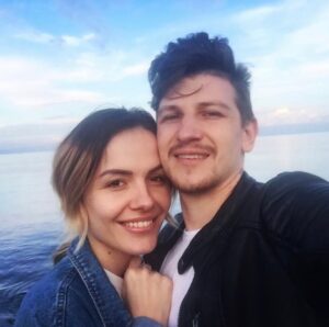 MamaRika Instagram - Я не могла проігнорити цей тренд на #2016 , бо саме в цей рік сталося дуже багато ключових подій, які сформували мене як артиста і особистість💫
Ми із @vanek.klymenko та ще тоді існуючим лейблом Rookodilla буквально народили MamaRika (цей трешовий відос досі на моєму ютубчику, подивіться😅).Це був самий початок мого самостійного музичного шляху!І ми досі із Ваньком разом створюємо музику, від якої кайфуємо!Вже цілих 10 років, уяви бро?!
Ми чудили, давали хіп-хопа, фанка, було круто!
Саме тоді зʼявилися головні треки альбому «КАЧ», такі як «Мама Ріка», «Ніч у барі», «ХХДД»💅Цікавий факт, ми із моїм @serega_sereda витратили буквально всі гроші які у нас були на мій перший кліп «Мама Ріка» , і повністю прогоріли🤦♀️Потім продавали речі в ломбард, і ще довго їли дешеві сосиски з макаронами.Дякую моя любов, що тоді повірив у мене більше ніж я у себе, і досі це робиш🥹
Я вперше знялася у серіалі «Одного разу в Одесі», і це був неймовірний досвід!Я зовсім не розуміла як це працює, думаю це видно по моїй акторській грі🙈, але ж людям зайшло!Ми і досі з Сєргєічем коли іноді гуляємо по вулиці, чуємо крики в слід:«Юля, Костя?!»😂Якщо не бачили, обовʼязково, бо після перегляду відразу пахне морем, одеським гумором, на мою думку найкрутіший та найколоритніший серіал про Маму Одесу⚓️
Я почала працювати ведучою на радіо @nrjradio.ua у шоу 2B із моєю @yana_manuilova !Знайшла купу друзів, щиро кайфувала від цього формату.І головне, хто не знав, @budantsev , який на той момент був програмним директором станції, першим серед всіх радіо взяв мій трек «Мама Ріка» в ротацію, цим самим підтримавши мене і неформатну україномовну музику в цілому, яка тоді була далеко не мейнстримом!Ніколи не забуду цього, друже🫂
Ще було багато різних подій, але я точно можу сказати, що 2016 став переломним для мене.
Які факти вас вразили?Пишіть👇🏽