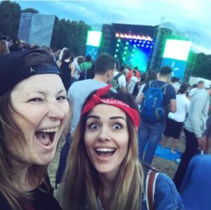MamaRika Instagram - Я не могла проігнорити цей тренд на #2016 , бо саме в цей рік сталося дуже багато ключових подій, які сформували мене як артиста і особистість💫
Ми із @vanek.klymenko та ще тоді існуючим лейблом Rookodilla буквально народили MamaRika (цей трешовий відос досі на моєму ютубчику, подивіться😅).Це був самий початок мого самостійного музичного шляху!І ми досі із Ваньком разом створюємо музику, від якої кайфуємо!Вже цілих 10 років, уяви бро?!
Ми чудили, давали хіп-хопа, фанка, було круто!
Саме тоді зʼявилися головні треки альбому «КАЧ», такі як «Мама Ріка», «Ніч у барі», «ХХДД»💅Цікавий факт, ми із моїм @serega_sereda витратили буквально всі гроші які у нас були на мій перший кліп «Мама Ріка» , і повністю прогоріли🤦♀️Потім продавали речі в ломбард, і ще довго їли дешеві сосиски з макаронами.Дякую моя любов, що тоді повірив у мене більше ніж я у себе, і досі це робиш🥹
Я вперше знялася у серіалі «Одного разу в Одесі», і це був неймовірний досвід!Я зовсім не розуміла як це працює, думаю це видно по моїй акторській грі🙈, але ж людям зайшло!Ми і досі з Сєргєічем коли іноді гуляємо по вулиці, чуємо крики в слід:«Юля, Костя?!»😂Якщо не бачили, обовʼязково, бо після перегляду відразу пахне морем, одеським гумором, на мою думку найкрутіший та найколоритніший серіал про Маму Одесу⚓️
Я почала працювати ведучою на радіо @nrjradio.ua у шоу 2B із моєю @yana_manuilova !Знайшла купу друзів, щиро кайфувала від цього формату.І головне, хто не знав, @budantsev , який на той момент був програмним директором станції, першим серед всіх радіо взяв мій трек «Мама Ріка» в ротацію, цим самим підтримавши мене і неформатну україномовну музику в цілому, яка тоді була далеко не мейнстримом!Ніколи не забуду цього, друже🫂
Ще було багато різних подій, але я точно можу сказати, що 2016 став переломним для мене.
Які факти вас вразили?Пишіть👇🏽