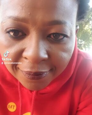 Manaka Ranaka Instagram - Its the Mo'Afrika hoody for me by @sifiso_sir.. #MoAfrika #MomsOfTikTok on Insta or is it #MomsOfInstagram on TikTok 🤣😜🥰 Had to hop on the #HeartBreakChallange.. #AngikaCedi #NisazozwaYimi