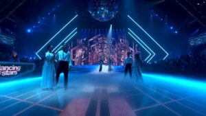 Mandy Moore Instagram - 🤍SAPPHIRE🤍

Choreographed by Mandy Moore 

#dwtstour #dwts