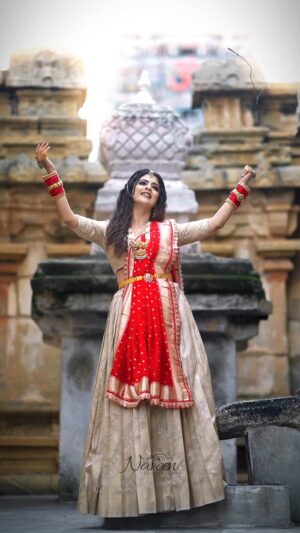 Mansi Joshi Instagram - 🌸 “ರಾಧೆಯಿಲ್ಲದೆ ಕೃಷ್ಣನು ಅಪೂರ್ಣ, ಕೃಷ್ಣನಿಲ್ಲದೆ ರಾಧೆಯು ಅಪೂರ್ಣ. ರಾಧೇ ರಾಧೇ!!!”🌸

Concept and Makeover by @makeoverbylakshminaveen 😍

Videography by @naveenphotography1435 💠

Outfit by @dt_bridalstudio 🥰

Jewellery by @nk_jewelshouse ❤️

#reelsinstagram #mansijoshi #trending #harekrishna #radheradhe #viralreels #trendingreels