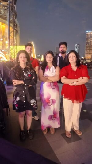 Mansi Joshi Instagram - Dhu - ran - dhar at iconsiam mall Bangkok

#incharajoshi #mansijoshi #dhurandhar #balochesher #akshayekhanna

(Dhurandhar , akshayekhanna , sher-e-baloch , viral , trending, instareel , cute , family , sisters , joshi sisters , , dance , Thailand , iconsiam )