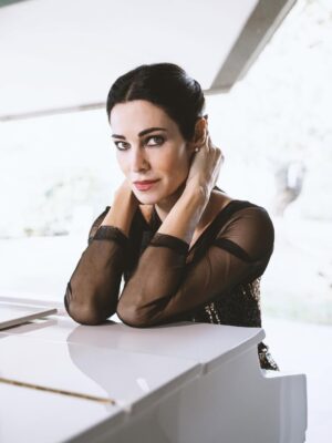 Manuela Arcuri Instagram - Questo nuovo anno non arriva per chiedermi di essere più forte, ma per ricordarmi quanto lo sia già. Sono una donna che ha attraversato il dolore più difficile: quello che nasce dal crollo di ciò in cui più credevo. Eppure sono qui presente, più consapevole e ancora più luminosa di prima. Le sofferenze non mi hanno tolto luce, l’hanno trasformata in qualcosa di unico!! Questo sarà per me un anno di rinascita vera! La vita a volte ricomincia proprio quando sembra crollarci tutto addosso, ed è in quel momento che scopriamo chi siamo davvero ed io ho ritrovato una Manuela che …vi sorprenderà!!!😉 @santiagoartivisive @celyeofficial
2026 BUON ANNO A TUTTI VOI!!!