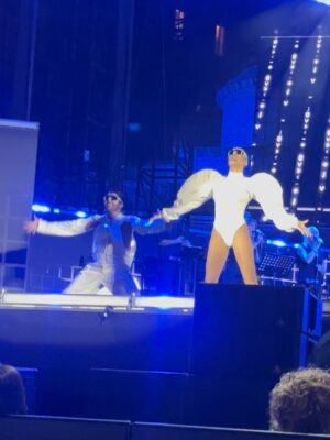 Manuela Arcuri Instagram - Incredibile concerto!! @gigidalessioreal dimostri di essere sempre unico ed inimitabile!! Ti amiamo!!!! #napoli #piazzadelplebiscito #concerto #musicaitaliana #successi #emozioni #manuelaarcuri #manuelaarcuri_official @ladynella8 @eglebi @domenicovisonehairstylist