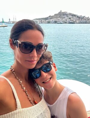 Manuela Arcuri Instagram - Un’estate speciale, ricca di emozioni, cambiamenti e decisioni che segneranno un nuovo inizio. Le vacanze terminano, ma comincia un nuovo capitolo pieno di forza e grandi progetti! 😊💪💪
#estate2025 #mare #vacanze #amicizia #amore #mammaefiglio #manuelaemattia #manuelaarcuri #manuelaarcuri_official