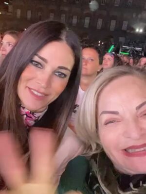 Manuela Arcuri Instagram - Incredibile concerto!! @gigidalessioreal dimostri di essere sempre unico ed inimitabile!! Ti amiamo!!!! #napoli #piazzadelplebiscito #concerto #musicaitaliana #successi #emozioni #manuelaarcuri #manuelaarcuri_official @ladynella8 @eglebi @domenicovisonehairstylist