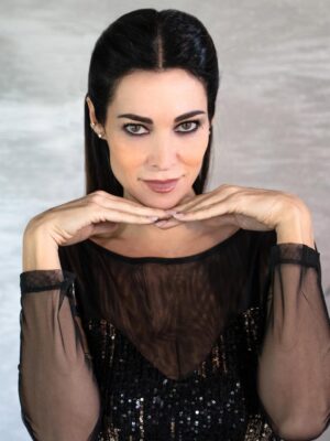 Manuela Arcuri Instagram - Questo nuovo anno non arriva per chiedermi di essere più forte, ma per ricordarmi quanto lo sia già. Sono una donna che ha attraversato il dolore più difficile: quello che nasce dal crollo di ciò in cui più credevo. Eppure sono qui presente, più consapevole e ancora più luminosa di prima. Le sofferenze non mi hanno tolto luce, l’hanno trasformata in qualcosa di unico!! Questo sarà per me un anno di rinascita vera! La vita a volte ricomincia proprio quando sembra crollarci tutto addosso, ed è in quel momento che scopriamo chi siamo davvero ed io ho ritrovato una Manuela che …vi sorprenderà!!!😉 @santiagoartivisive @celyeofficial
2026 BUON ANNO A TUTTI VOI!!!
