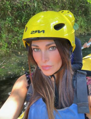 Manuela Arcuri Instagram - Un’estate speciale, ricca di emozioni, cambiamenti e decisioni che segneranno un nuovo inizio. Le vacanze terminano, ma comincia un nuovo capitolo pieno di forza e grandi progetti! 😊💪💪
#estate2025 #mare #vacanze #amicizia #amore #mammaefiglio #manuelaemattia #manuelaarcuri #manuelaarcuri_official