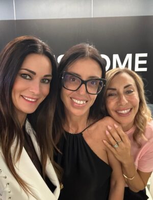 Manuela Arcuri Instagram - Un’estate speciale, ricca di emozioni, cambiamenti e decisioni che segneranno un nuovo inizio. Le vacanze terminano, ma comincia un nuovo capitolo pieno di forza e grandi progetti! 😊💪💪
#estate2025 #mare #vacanze #amicizia #amore #mammaefiglio #manuelaemattia #manuelaarcuri #manuelaarcuri_official