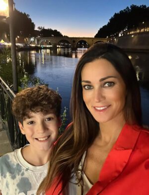 Manuela Arcuri Instagram - Un’estate speciale, ricca di emozioni, cambiamenti e decisioni che segneranno un nuovo inizio. Le vacanze terminano, ma comincia un nuovo capitolo pieno di forza e grandi progetti! 😊💪💪
#estate2025 #mare #vacanze #amicizia #amore #mammaefiglio #manuelaemattia #manuelaarcuri #manuelaarcuri_official