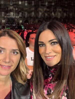 Manuela Arcuri Instagram - Incredibile concerto!! @gigidalessioreal dimostri di essere sempre unico ed inimitabile!! Ti amiamo!!!! #napoli #piazzadelplebiscito #concerto #musicaitaliana #successi #emozioni #manuelaarcuri #manuelaarcuri_official @ladynella8 @eglebi @domenicovisonehairstylist