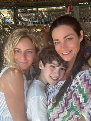 Manuela Arcuri Instagram - il mare ha sempre un modo speciale di farci sentire liberi!💙 #ponza #mare #sole #manuelaemattia #friends #manuelaarcuri