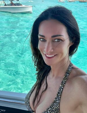 Manuela Arcuri Instagram - Un’estate speciale, ricca di emozioni, cambiamenti e decisioni che segneranno un nuovo inizio. Le vacanze terminano, ma comincia un nuovo capitolo pieno di forza e grandi progetti! 😊💪💪
#estate2025 #mare #vacanze #amicizia #amore #mammaefiglio #manuelaemattia #manuelaarcuri #manuelaarcuri_official