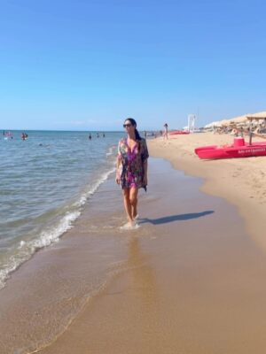Manuela Arcuri Instagram - Era da tanto che non passavamo qualche giorno insieme, nel totale relax e spensieratezza! La mamma è sempre l’unico rifugio di amore dove puoi essere te stessa senza alcun timore 💕 💕💕 @ladynella8 @bluserena @kalidriahotel @ethrareserve #vacanze #estate #puglia #mare #relax #mammaefiglia #manuelaarcuri #manuelaarcuri_official