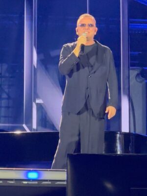 Manuela Arcuri Instagram - Incredibile concerto!! @gigidalessioreal dimostri di essere sempre unico ed inimitabile!! Ti amiamo!!!! #napoli #piazzadelplebiscito #concerto #musicaitaliana #successi #emozioni #manuelaarcuri #manuelaarcuri_official @ladynella8 @eglebi @domenicovisonehairstylist