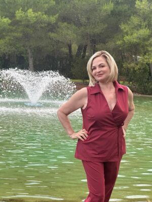 Manuela Arcuri Instagram - Era da tanto che non passavamo qualche giorno insieme, nel totale relax e spensieratezza! La mamma è sempre l’unico rifugio di amore dove puoi essere te stessa senza alcun timore 💕 💕💕 @ladynella8 @bluserena @kalidriahotel @ethrareserve #vacanze #estate #puglia #mare #relax #mammaefiglia #manuelaarcuri #manuelaarcuri_official