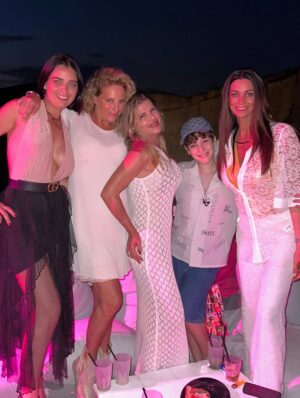 Manuela Arcuri Instagram - il mare ha sempre un modo speciale di farci sentire liberi!💙 #ponza #mare #sole #manuelaemattia #friends #manuelaarcuri