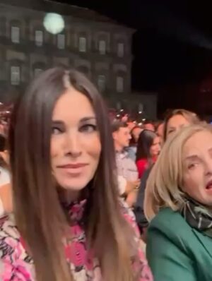 Manuela Arcuri Instagram - Incredibile concerto!! @gigidalessioreal dimostri di essere sempre unico ed inimitabile!! Ti amiamo!!!! #napoli #piazzadelplebiscito #concerto #musicaitaliana #successi #emozioni #manuelaarcuri #manuelaarcuri_official @ladynella8 @eglebi @domenicovisonehairstylist
