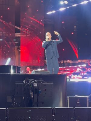 Manuela Arcuri Instagram - Incredibile concerto!! @gigidalessioreal dimostri di essere sempre unico ed inimitabile!! Ti amiamo!!!! #napoli #piazzadelplebiscito #concerto #musicaitaliana #successi #emozioni #manuelaarcuri #manuelaarcuri_official @ladynella8 @eglebi @domenicovisonehairstylist