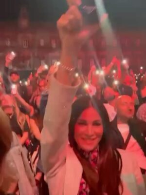 Manuela Arcuri Instagram - Incredibile concerto!! @gigidalessioreal dimostri di essere sempre unico ed inimitabile!! Ti amiamo!!!! #napoli #piazzadelplebiscito #concerto #musicaitaliana #successi #emozioni #manuelaarcuri #manuelaarcuri_official @ladynella8 @eglebi @domenicovisonehairstylist