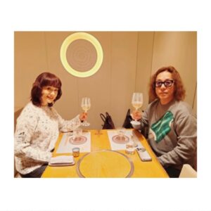 Mao Daichi Instagram - 昨日19日は
夫の誕生日でした🎂
河豚の🐡浜籐🐡でお祝い㊗️
これからも元気にお仕事がんばってください👍
と、乾杯🥂🎉
うちに帰って
4ニャンも😸😺😽🐱
パパ😻おめでとう❣️けんこうがいちばんだよ‼️
と…🎊😊笑

#誕生日　🎂
#おめでとう 🍾
#河豚 🐡
#浜籐 🐡
#大地真央
#MAODAICHI
#森田恭通
#yasumichimorita