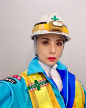 Mao Daichi Instagram - この世には
2通りの人間がおる
誘惑に負ける人間と 踏ん張る人間
あんたはどっちや！

#CM
#2通りの人間
#工事 ⛑️
#大地真央
#MAODAICHI