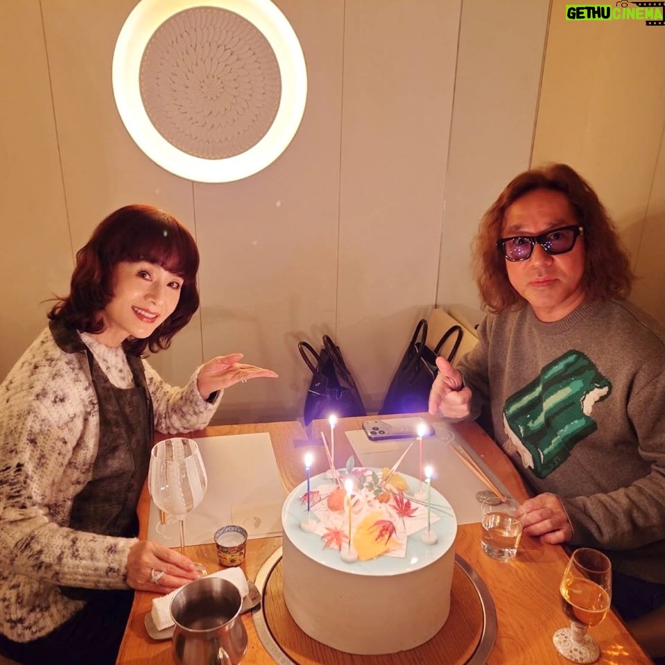 Mao Daichi - 13.1K Likes - 昨日19日は
夫の誕生日でした🎂
河豚の🐡浜籐🐡でお祝い㊗️
これからも元気にお仕事がんばってください👍
と、乾杯🥂🎉
うちに帰って
4ニャンも😸😺😽🐱
パパ😻おめでとう❣️けんこうがいちばんだよ‼️
と…🎊😊笑

#誕生日　🎂
#おめでとう 🍾
#河豚 🐡
#浜籐 🐡
#大地真央
#MAODAICHI
#森田恭通
#yasumichimorita