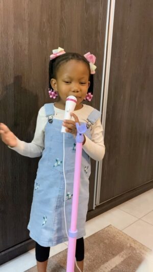 Mapaseka Koetle Instagram - When I am having a bad day or not feeling my best Nema reminds me hore everything is nice 😂.
Happy Tuesday 🤍