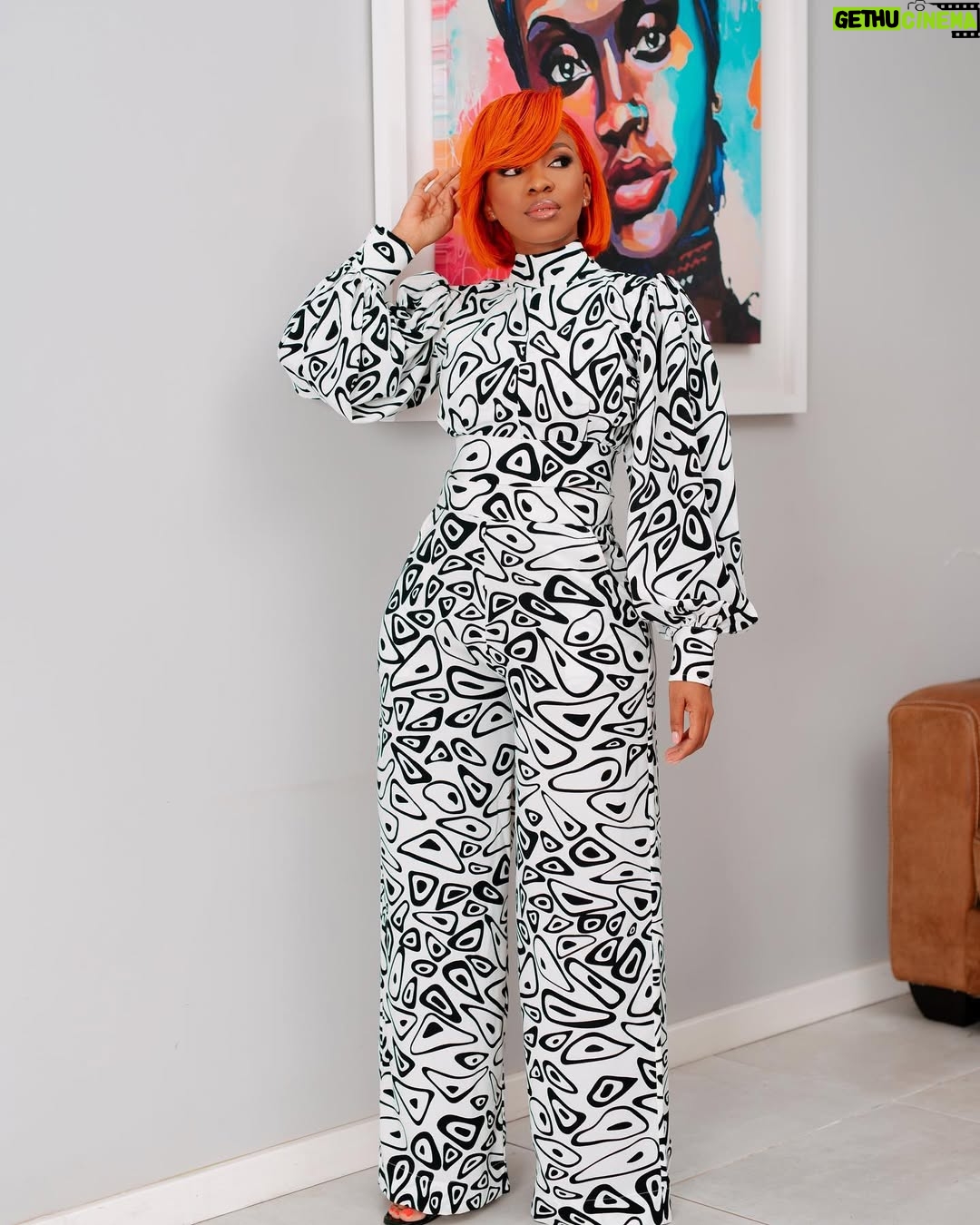 Mapaseka Koetle - 65.9K Likes - Freedom lies in being bold .. 

Happy Wednesday .. 

Outfit : @uzuri.secrets