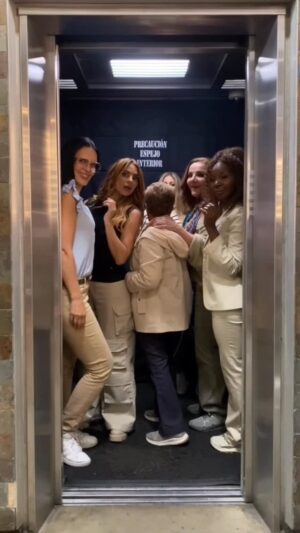 Marcela Posada Instagram - ¿Quién se quiere subir al ascensor?
@lornacepeda @lucesvel @estefigomez11  @mariaeugeniaarboleda_actress @atabanza