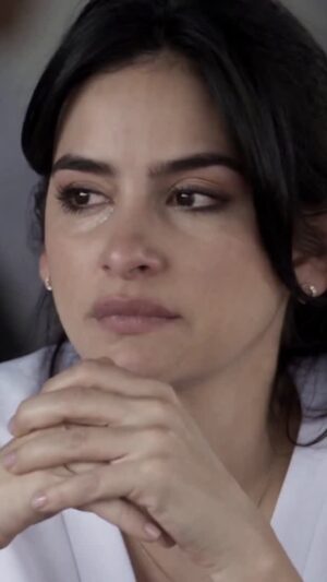 Marcela Posada Instagram - Hay dolores que no se ven... el de María Clara es uno de ellos: un dolor del alma. ❤️‍🩹 Ella quiere seguir luchando por su hijo y por su familia, pero hay momentos en los que la vida la enfrenta a pruebas que debilitan hasta a los corazones más fuertes. 🥹 #Enfermeras