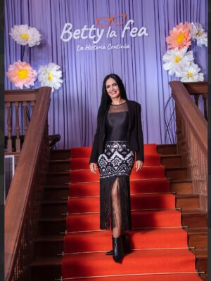 Marcela Posada Instagram - 15 de Agosto es el gran día! #bettylafealahistoriacontinúa solo por @primevideolat
Agradecida con Dios por seguir siendo parte de esta gran obra de @somosfernandogaitan y poder compartir esta felicidad con mis amores @natalyarbelaez1 @soysaragarzon y mis amigos del elenco que son parte de mi historia y mis familia. Gracias a @canalrcn @yaligiordanelli @posada.juanpablo @apfer6549 a nuestros directores #mauricioCruz @danielsalgadolara los libretos de #Cesaraugustobetancur @benditoavila @escribidor que hicieron posible esta historia maravillosa.
Muchas las personas que hacen parte de esta producción y es imposible nombrarlos a todos! Los llevo en mi Corazón ♥️ No se la pierdan!