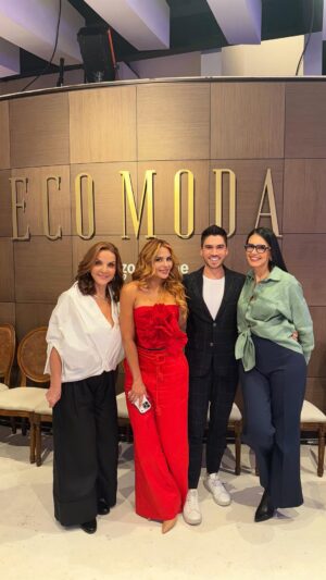 Marcela Posada Instagram - Y “LA PELITEÑIDA”, ¿QUÉÉÉÉ? 🤣 ¡Yo soy @carlosclaroc y esto es #MasClaroImposible con @estefigomez11 @lucesvel y @marcelaposada10 actrices de #YoSoyBettyLaFea #LaHistoriaContinua serie que estrenará una nueva temporada muy pronto en @primevideolat 🥳 ¿QUÉ PASARÁ CON EL CUARTEL DE LAS FEAS? 👀 ¡Dale PLAY y entérate de TODO! 🔥 #auramaria #bertha #sandra #carlosclaro #masclaroimposible #estefaniagomez #lucesvelásquez #marcelaposada #bettylafea #elcuarteldelasfeas #cuarteldelasfeas #ecomoda #lapeliteñida #peliteñida #yosoybettylafea