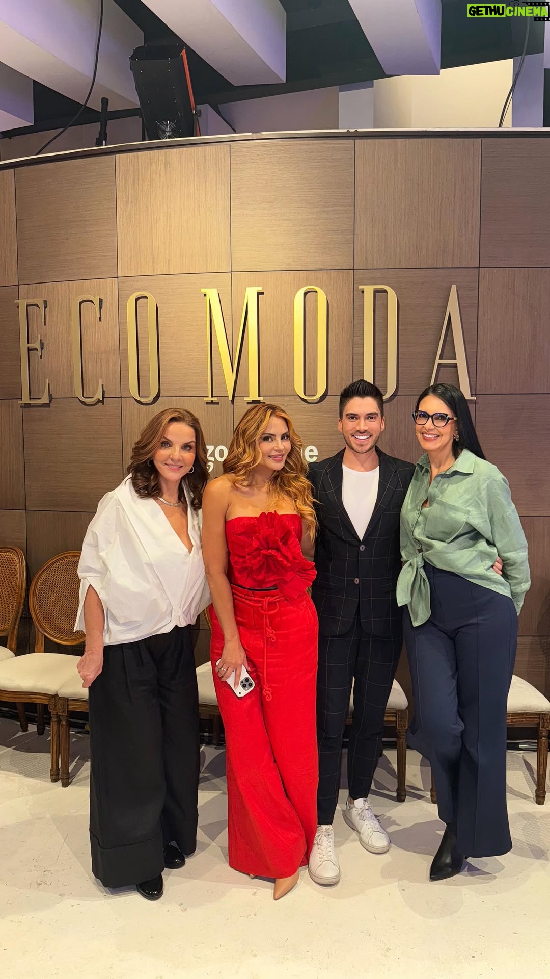 Marcela Posada - 8.1K Likes - Y “LA PELITEÑIDA”, ¿QUÉÉÉÉ? 🤣 ¡Yo soy @carlosclaroc y esto es #MasClaroImposible con @estefigomez11 @lucesvel y @marcelaposada10 actrices de #YoSoyBettyLaFea #LaHistoriaContinua serie que estrenará una nueva temporada muy pronto en @primevideolat 🥳 ¿QUÉ PASARÁ CON EL CUARTEL DE LAS FEAS? 👀 ¡Dale PLAY y entérate de TODO! 🔥 #auramaria #bertha #sandra #carlosclaro #masclaroimposible #estefaniagomez #lucesvelásquez #marcelaposada #bettylafea #elcuarteldelasfeas #cuarteldelasfeas #ecomoda #lapeliteñida #peliteñida #yosoybettylafea