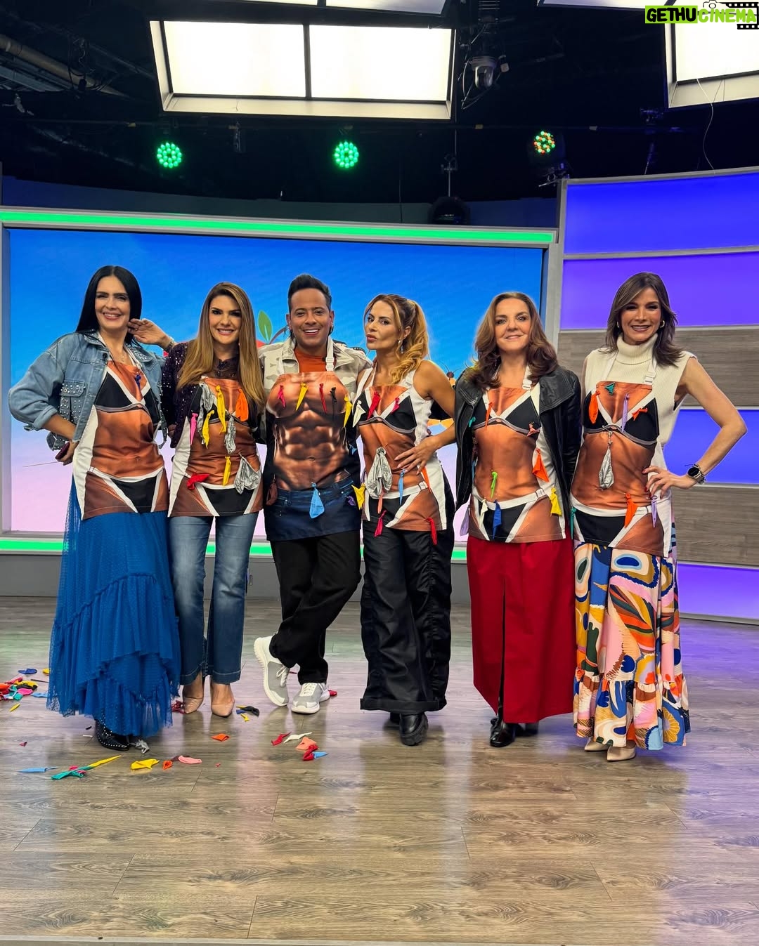 Marcela Posada - 1.7K Likes - Así es pasar una mañana junto a El cuartel de las feas y Calibre 50 en Buen día Colombia 😍✨

¿Cuál fue tu momento favorito de nuestra emisión de viernes? ❤️ Te leemos 👇