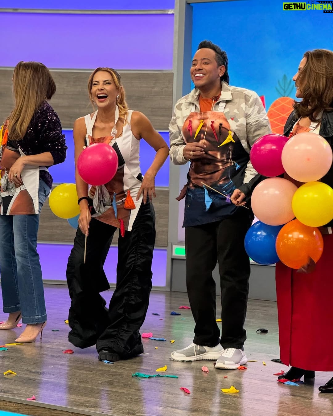 Marcela Posada - 1.7K Likes - Así es pasar una mañana junto a El cuartel de las feas y Calibre 50 en Buen día Colombia 😍✨

¿Cuál fue tu momento favorito de nuestra emisión de viernes? ❤️ Te leemos 👇