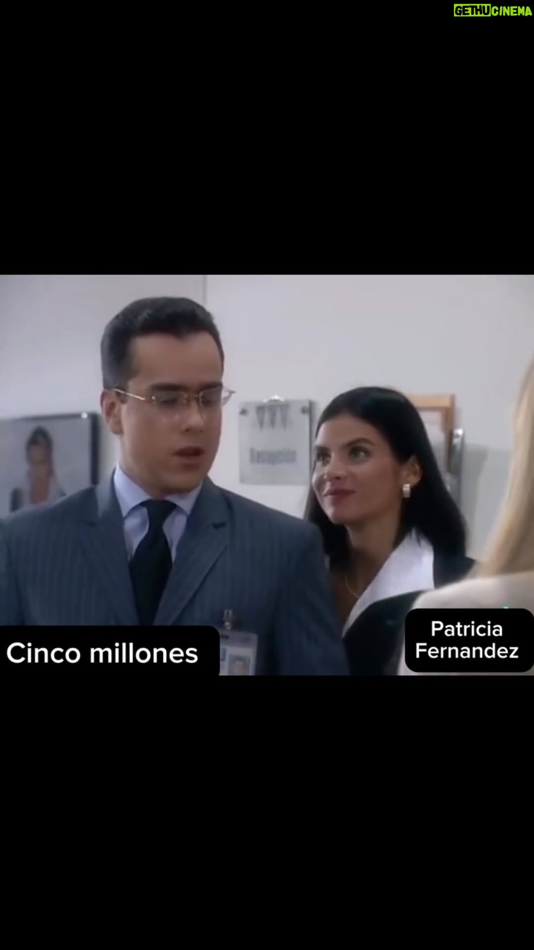 Marcela Posada - 2.2K Likes - Quiero leerlos! Volviendo a ver el capítulo el Único que no se burló de #Lapeliteñida fue Freddy y hasta trató de ayudarla (un integrante del cuartel) 
 Besos 💋 #MarcelaValencia fue buena amiga?