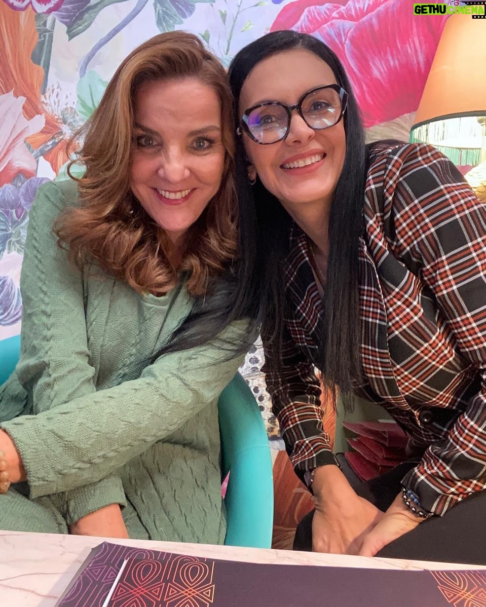 Marcela Posada - 2.3K Likes - Jueves de #tbt con estos hermosos recuerdos #bettylafealahistoriacontinua @lucesvel  @julioc_herrera_ #bettylafea