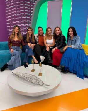 Marcela Posada Instagram - Así es pasar una mañana junto a El cuartel de las feas y Calibre 50 en Buen día Colombia 😍✨
¿Cuál fue tu momento favorito de nuestra emisión de viernes? ❤️ Te leemos 👇