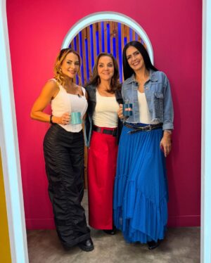 Marcela Posada Instagram - Así es pasar una mañana junto a El cuartel de las feas y Calibre 50 en Buen día Colombia 😍✨
¿Cuál fue tu momento favorito de nuestra emisión de viernes? ❤️ Te leemos 👇
