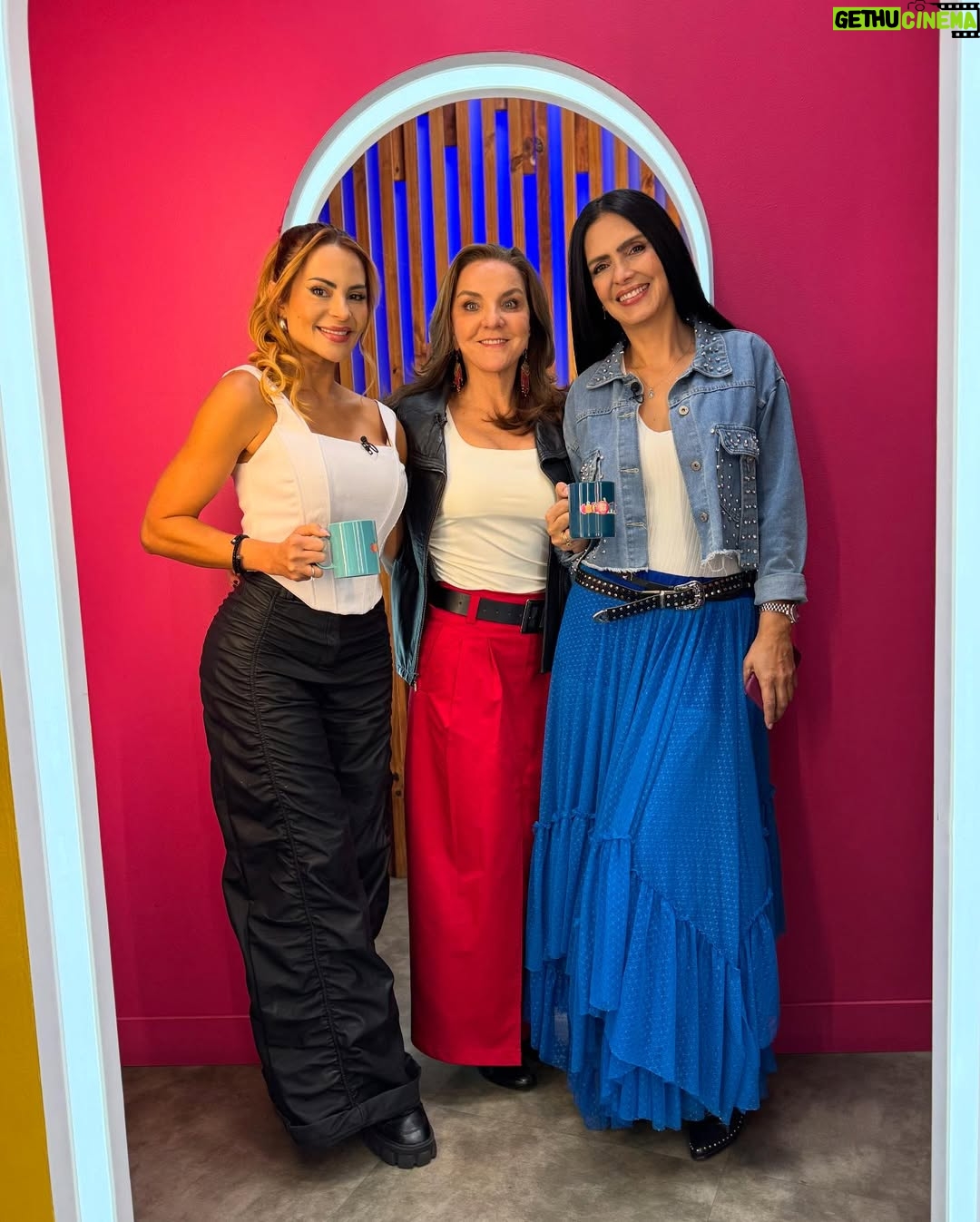 Marcela Posada - 1.7K Likes - Así es pasar una mañana junto a El cuartel de las feas y Calibre 50 en Buen día Colombia 😍✨

¿Cuál fue tu momento favorito de nuestra emisión de viernes? ❤️ Te leemos 👇