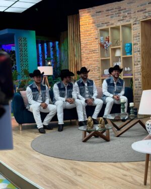 Marcela Posada Instagram - Así es pasar una mañana junto a El cuartel de las feas y Calibre 50 en Buen día Colombia 😍✨
¿Cuál fue tu momento favorito de nuestra emisión de viernes? ❤️ Te leemos 👇