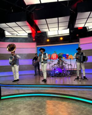 Marcela Posada Instagram - Así es pasar una mañana junto a El cuartel de las feas y Calibre 50 en Buen día Colombia 😍✨
¿Cuál fue tu momento favorito de nuestra emisión de viernes? ❤️ Te leemos 👇