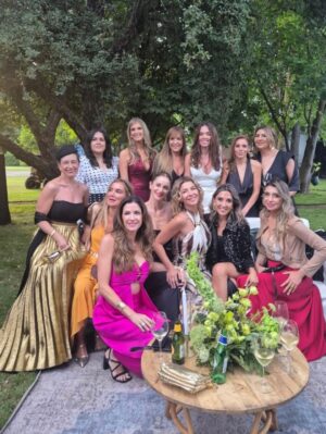 Marcela Sabat Instagram - Tremendo matrimonio se mandaron ¡Felicidades @katherine_echaiz y Javier! Todo increíble 🚀 Los queremos ❤️

💃Me creo lo máximo 😅 con mi outfit @claraedwards_